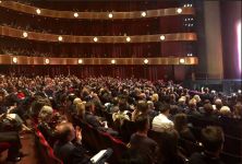  A Magyar Állami Operaház New York-i vendégszereplését a Bánk Bán előadása nyitotta meg a New York-i Lincoln Centerben a David H. Koch Theater-ben. Ez a színház a New York-i Lincoln Centerben közvetlenül a Metropolitan Operaház mellett található, s nevezetessége, hogy míg korábban New York-i Operaház otthona volt, addig mára a balettművészet fellegvárává vált.