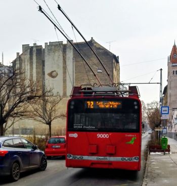 A képen látható hetvenkettes trolit abban a megállóban fényképeztem le, ahol, immár több mint ötven éve, sokat megfordultam. A megálló a Kölcsey Ferenc Gimnázium kapujától - ahol a padokat négy esztendeig koptattam - néhány méterre található.