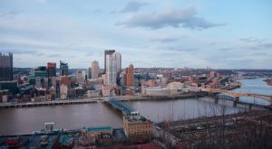 Talán a legmeggyőzőbb “érvelő” a filmben Bill Peduto, Pittsburgh polgármestere aki kijelentette, hogy „Pennsylvania államban jelenleg több munkahely van a megújuló energiában, mint a szén, a földgáz és az olajiparban.” A film alapvetően erről szól. Példákon keresztül láthatja a néző, hogy a nap és a szélenergia felhasználásáé a jövő.