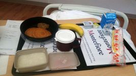 Az ilyen nyugalmas éjszaka után felüdülés volt a reggeli, bár a korábbi tapasztalataimhoz képest kevésbé voltam elégedett az étellel, különösen ami az ebédet illeti. Nem kedvencem a gombaleves, s kétszer egy nap - reggelihez és ebédhez - a hamburger sem olyan élvezetes, mint azt a menü összeállítói gondolhatták. A sült krumpli helyett a hasábburgonya mintájára elkészített sárgarépa sem nyerte el tetszésemet. De ezt nem panaszként írtam le, csupán tény megállapításként.