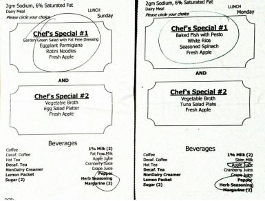 a hitelesség kedvéért le kell írnom: Sajnos diabetes miatt diétára szorulok. Az első perctől kezdve erre nagyon komolyan odafigyeltek. Az első néhány napban - az amnézia miatt - nem emlékszem, hogy mit kaptam enni, de az ötödik naptól kezdve, amikor is visszatért az emlékezetem, el tudom mondani, hogy minden fő étkezésnél két féle menüből  választhattam. Pontosítok, mivel az elején nem voltam képes választani, ezért a diétás nővér választott helyettem. Mindig jól választott.