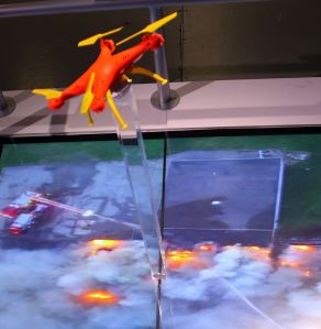 A tudósító számára a leghasznosabbnak tűnő felhasználást a tűzoltóság mutatta be. A tűzoltók drónokkal keresik meg a tűzfészkeket, olyan helyszíneken, amelyek esetében például a lángoló háztetők nehezen, vagy sehogy sem megközelíthetők.