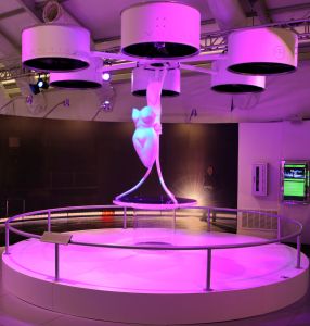 A kiállítás talán egyik legérdekesebb darabja az eredetiben bemutatott, a Lady Gaga által használt, a Haus of Gaga, a Studio XO technológiai fejlesztési részlege és a TechHaus Volantis által készített "repülő ruha", ami nem más, mintegy nagyméretű drón, egy - pilóta nélküli - repülőalkalmatosság, amely felhasználáskor mintegy egy méter magasan repült, “fedélzetén” a ruhába öltöztetett Lady Gagaval.