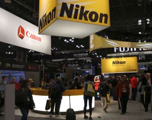 Tegnap zárult New Yorkban a világ egyik legnagyobb fotós seregszemléje a Photo Plus Expo és Konferencia 2017. Az Észak- Amerika legnagyobb fotó-szakmai kiállítása és tanácskozása elsősorban a fotózás trendjeiről szólt. Bemutatásra és megvitatásra kerültek a fotózás újdonságai és technikai kérdései a profi és az amatőr szinteken egyaránt.