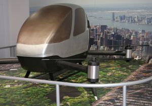 Sokan értenek abban egyet, hogy a dróntechnikát nemcsak a katonai területeken és a fényképészetben lehet kiválóan felhasználni. Ahogy a kiállításból is kiderült alkalmasak a tűzoltóság céljaira, használhatók postásként, művészeti eszközként, és nem elképzelhetetlen, hogy a drónok alkalmasak például az ipar, vagy mezőgazdaság feladatainak ellátására is,