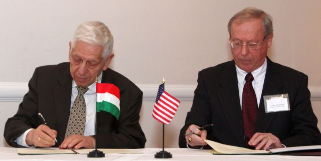 Együttműködési megállapodás aláírása az American Hungarian Chamber of Commerce of New York és a Hungarian Investment Center között. Aláíró partner Balogh Gyula a HIC elnöke. New York Főkonzulátus 2016.12.21.