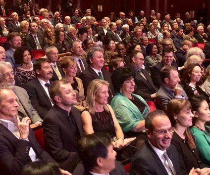 A színházteremben, a nézők soraiban ott volt Áder János Köztársasági elnök és felesége, Fekete Péter államtitkár, Schőberl Márton helyettes államtitkár Ókovács Szilveszternek, az Operaház főigazgatójának társaságában. Áder János mellett foglalt helyet az Operaház amerikai vendégszereplésének védnöke, a világhírű énekes, Placido Domingo.