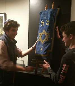 New York, Bronx városnegyedének egyik állami középiskolájában egy holokauszt múzeum és oktatási központ működik. Ebben a múzeumban a mai napig nem volt magyar kiállítási tárgy. Azonban az iskola egyik korábbi diákjának az álma megvalósult. Egy Magyarországról származó tóratekercset helyeztek el ma a múzeum központi helységében található vitrinben. 