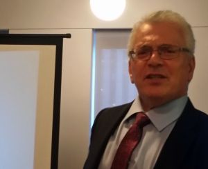 Lucas Bernard Held   Az előadót Shelly Spector ,a múzeum alapítója mutatta be a hallgatóságnak. Lucas Bernays Heldről kiderült, hogy érdekes és a pr-területén kétszeresen is érintett személyiség, ugyanis egyrészt nem más, mint a public relations “atyjának”, a szakma megteremtőjének nevezett Edward Bernays unokája, másrészt tanultsága és több mint két évtizedes gyakorlata a public relations szakmához és a nonprofit területhez köti. Korábban a egyetemi public relationssal foglalkozott, így volt a Columbia Egyetem, Barnard College Public Affairs-ért felelős alelnöke, s jelenleg egy jelentős amerikai alapítvány kommunikációs igazgatója.