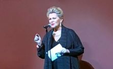 Bogyay Katalin az előadás megkezdése előtt, a színpadon elmondott rendkívül nagy hatású beszédében nemcsak a megjelenteket üdvözölte, de megemlékezett 1956-ról is. Kiemelte, hogy a magyar történelem mindenkori sorskérdései, kiemelten a függetlenség iránti vágy és a hazaszeretet az 1956-os forradalom eseményeit ugyanúgy meghatározta, mint a Bánk Bán 13. századi történetét.