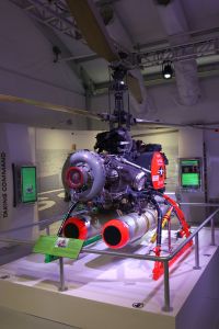 A katonai felhasználást mutatja, hogy a kiállításon egy ilyen, valódi - pilóta nélküli - bombázó drón helikoptert is bemutatnak, amely évtizedekig volt hadrendben.