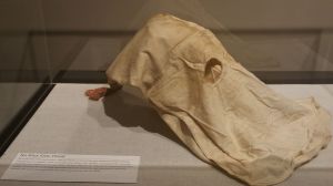 A tárlókban olyan tárgyakat láthat a látogató, amelyek a második világháborús európai népirtásán kívül bemutatja például az amerikai Ku Klux Klan hírhedt csuklyáját is.A tárlókban olyan tárgyakat láthat a látogató, amelyek a második világháborús európai népirtásán kívül bemutatja például az amerikai Ku Klux Klan hírhedt csuklyáját is.