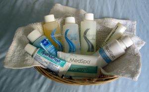 Ami számomra a legfeltűnőbb volt az az, hogy amikor már nem szorultam arra, hogy az ápolók mosdassanak, akkor az ápolónő behozott számomra egy kis kosárkát, benne nemcsak szappan, törlőkendő, hanem mindenféle “kozmetikai” szer volt található, a testápolótól a szájápoláshoz szükséges öblögető folyadék ig bezárólag. Meglepetéssel vettem tudomásul, hogy a kórház biztosítja a tisztálkodószereket a beteg számára.