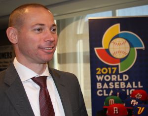 Tudósítónk kérdésre, miszerint mi a fontosabb a baseball játékban, az egyéni teljesítmény, vagy a csapatjáték, Matt Bourne az MBL üzleti kommunikációért, a public relationsért felelős alelnöke azt válaszolta, hogy a baseball egyértelműen csapatjáték, de nagyon fontos az egyéni magas, sőt kiemelkedő teljesítmény. Egy-egy játékosnak például a dobó, vagy az ütőjátékosnak egyedül kell megoldania a dobást, az elütést, de a csapat többi tagja jó helyezkedésével nagyon sokat tud tenni a jó eredmény elérésében.