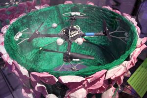 A képeinken a Cirque du Soleil repülő lámpateste.