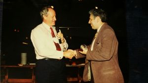 Colin Church az IPRA elnöke átadja az IPRA elismerését. 1996 május 