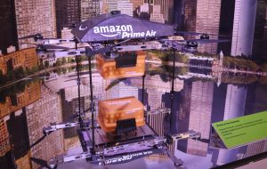 A kiállításon bemutatták a drón postás prototípusát, amit az Amazon online megrendelt csomagküldeményeinek kiszállítására fejlesztettek ki.
