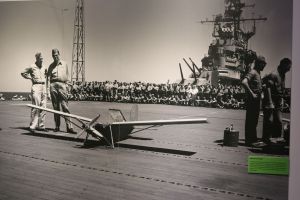 A kiállítás látogatói egy tablón megtekinthették - a kiállításnak helyt adó, ma már múzeumként használt - Intrepid repülőgép-anyahajón készült felvételt, amely egy katonai drónt mutat be használat közben.