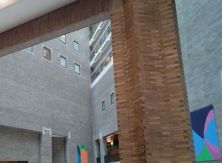 ebben a kórházban életemben először jártam, senkit sem ismertem, nem voltam protekciós beteg, csak egy, az utcán elesett, megmentendő ember.